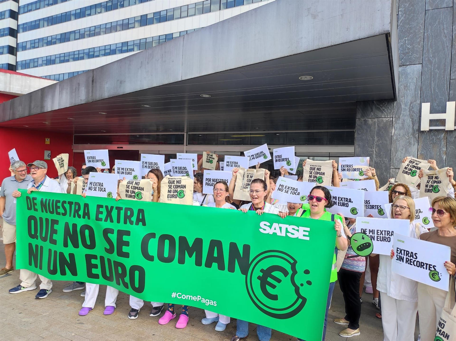 Imagen de archivo de enfermeras y fisioterapeutas en una protesta.