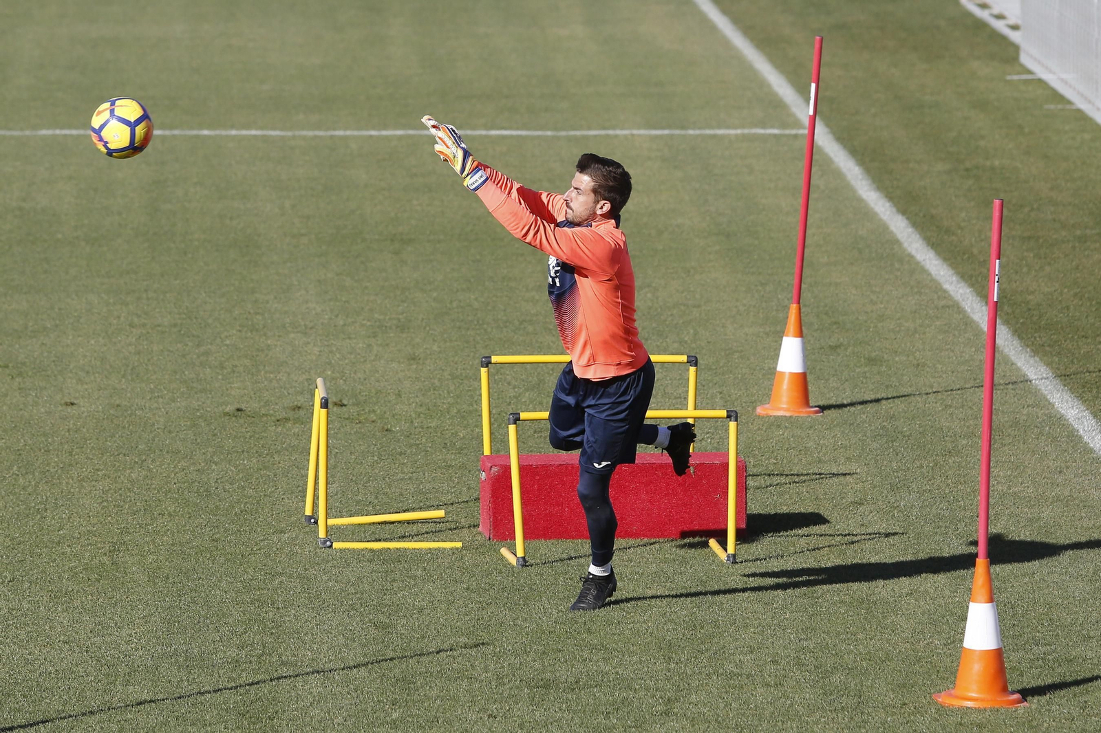 Javi Varas se estira para realizar una parada durante uno de los entrenamientos realizados esta semana por el equipo.