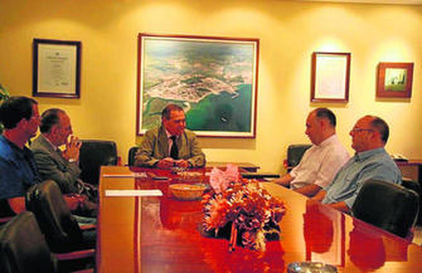 Imagen del encuentro entre José Luis Masi, José Manuel Roldán y representantes de Cáritas.