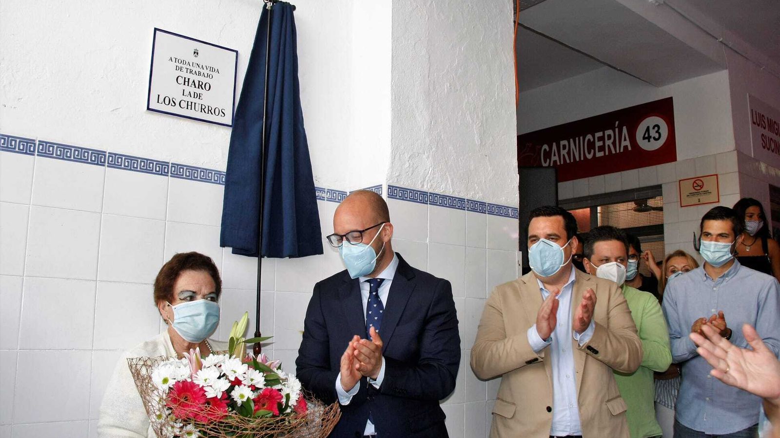 Rosario Salguero, durante la inauguración de la placa en la Plaza de Abastos.