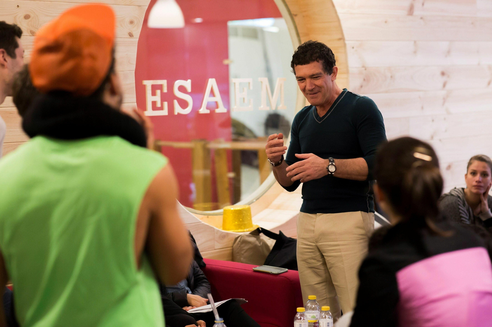 Antonio Banderas, este lunes, en la ESAEM, con los aspirantes en las pruebas de selección para ‘A Chorus Line’.