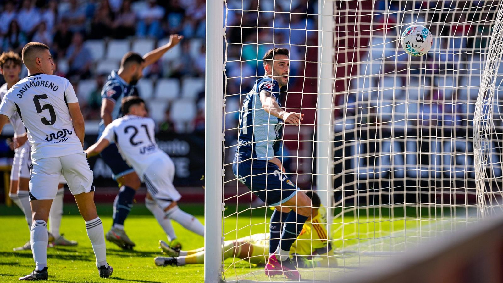 Albarrán celebra el gol con el que el Córdoba CF abrió el camino de su victoria en Albacete.