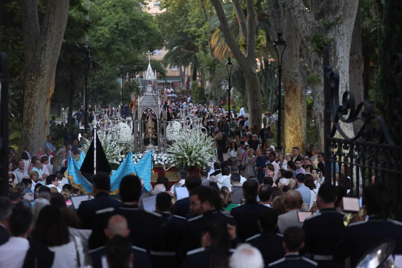 La procesión del Corpus por el Parque María Cristina de Algeciras. La procesión del Corpus por el Parque María Cristina de Algeciras.