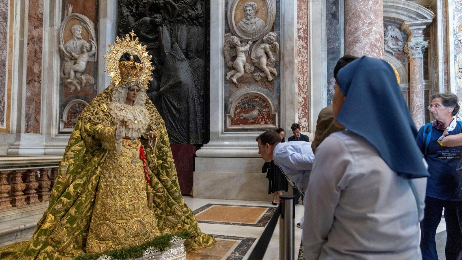 La Esperanza de Málaga ya está en el Vaticano, en imágenes