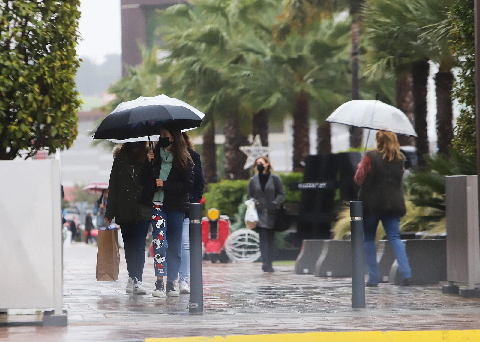 Los paraguas volverán a ser protagonistas en la jornada de hoy.