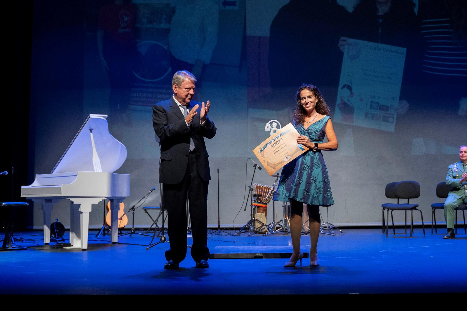 El presidente del jurado de los Premios Diario de Almería, José María Requena, entrega el premio a la doctora e investigadora Gema Esteban Bueno.