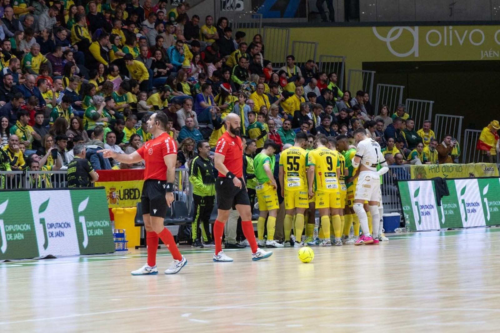La fiesta amarilla en la goleada del Jaén FS al Barça, en imágenes