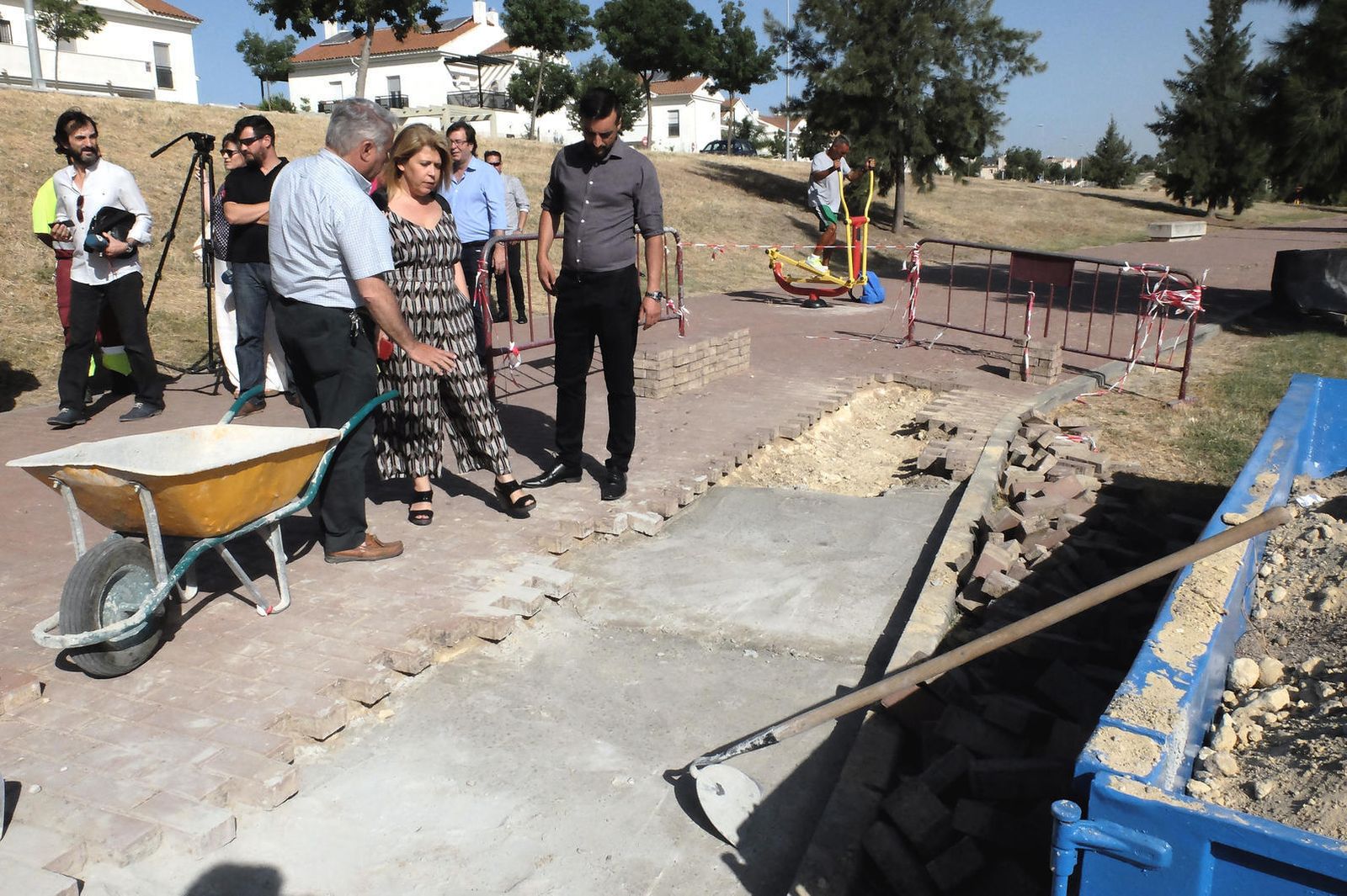 Mamen Sánchez, observando ayer los trabajos que se llevan a cabo en la Laguna de Torrox.