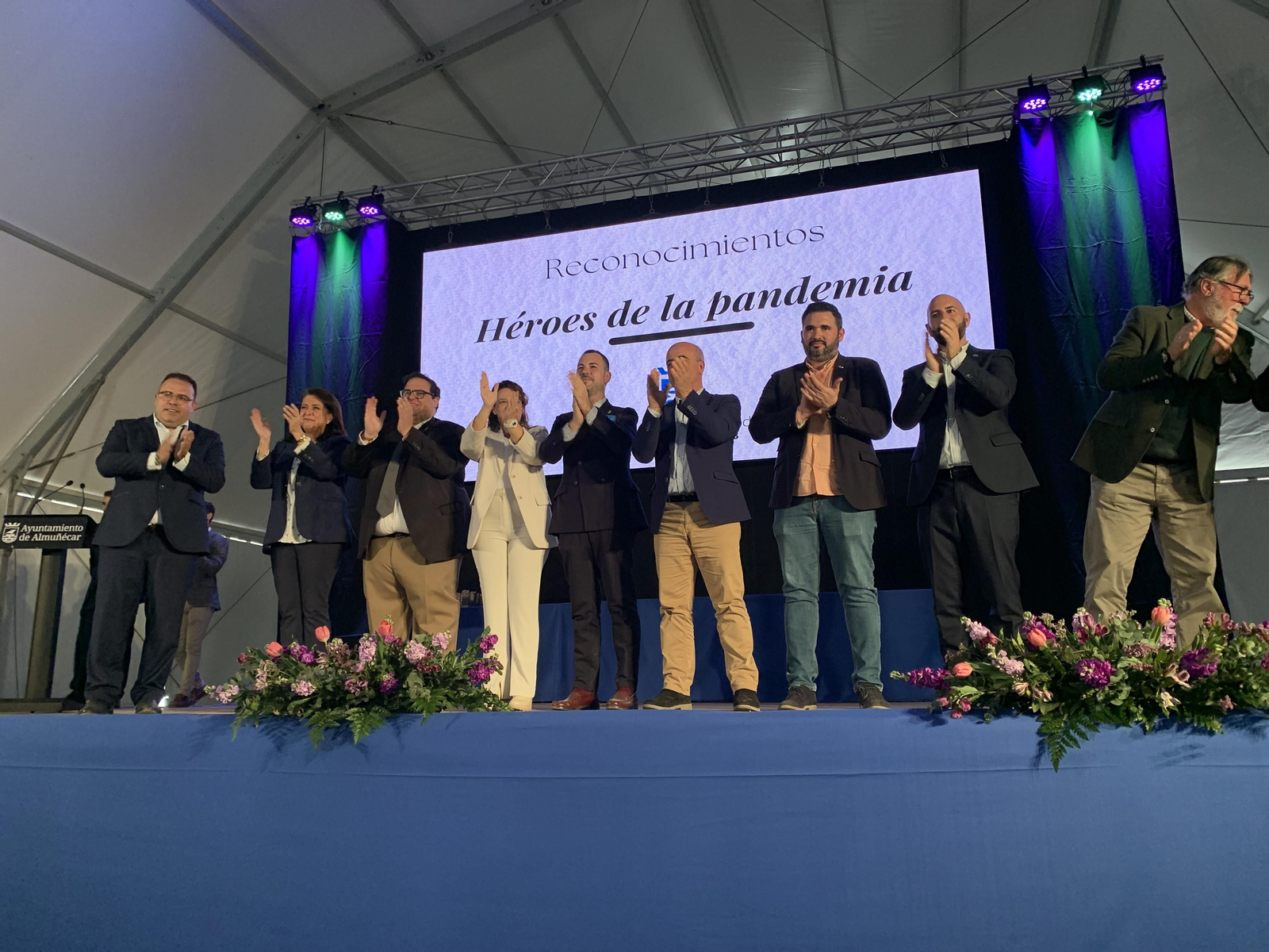 Así ha sido el homenaje de Almuñécar a los colectivos, profesionales y voluntarios en primera línea de la pandemia