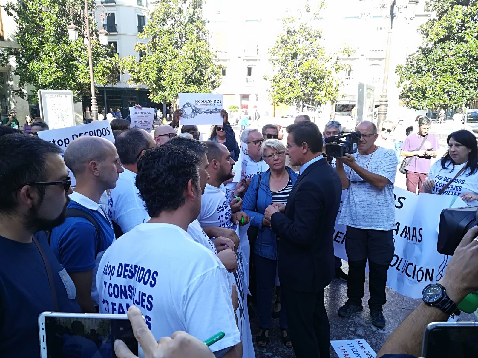 El alcalde se compromete a "buscar soluciones" a los 17 conserjes despedidos