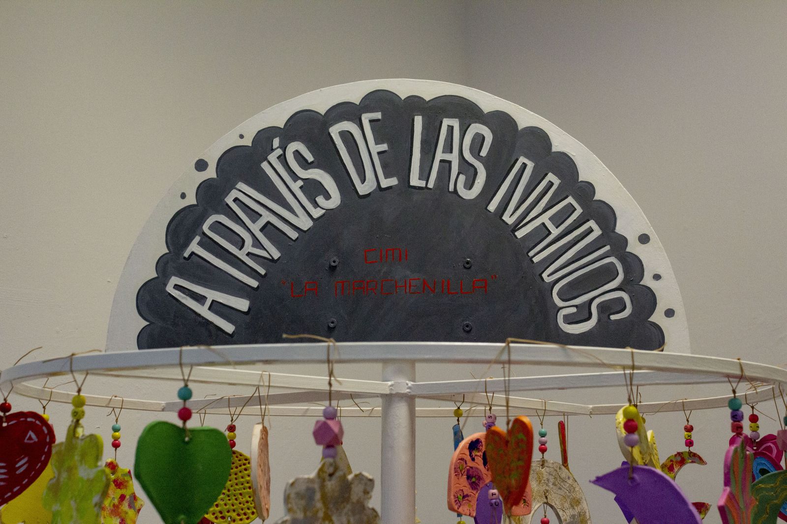 Fotos de la exposición "A través de las manos" del taller de cerámica del Centro La Marchenilla