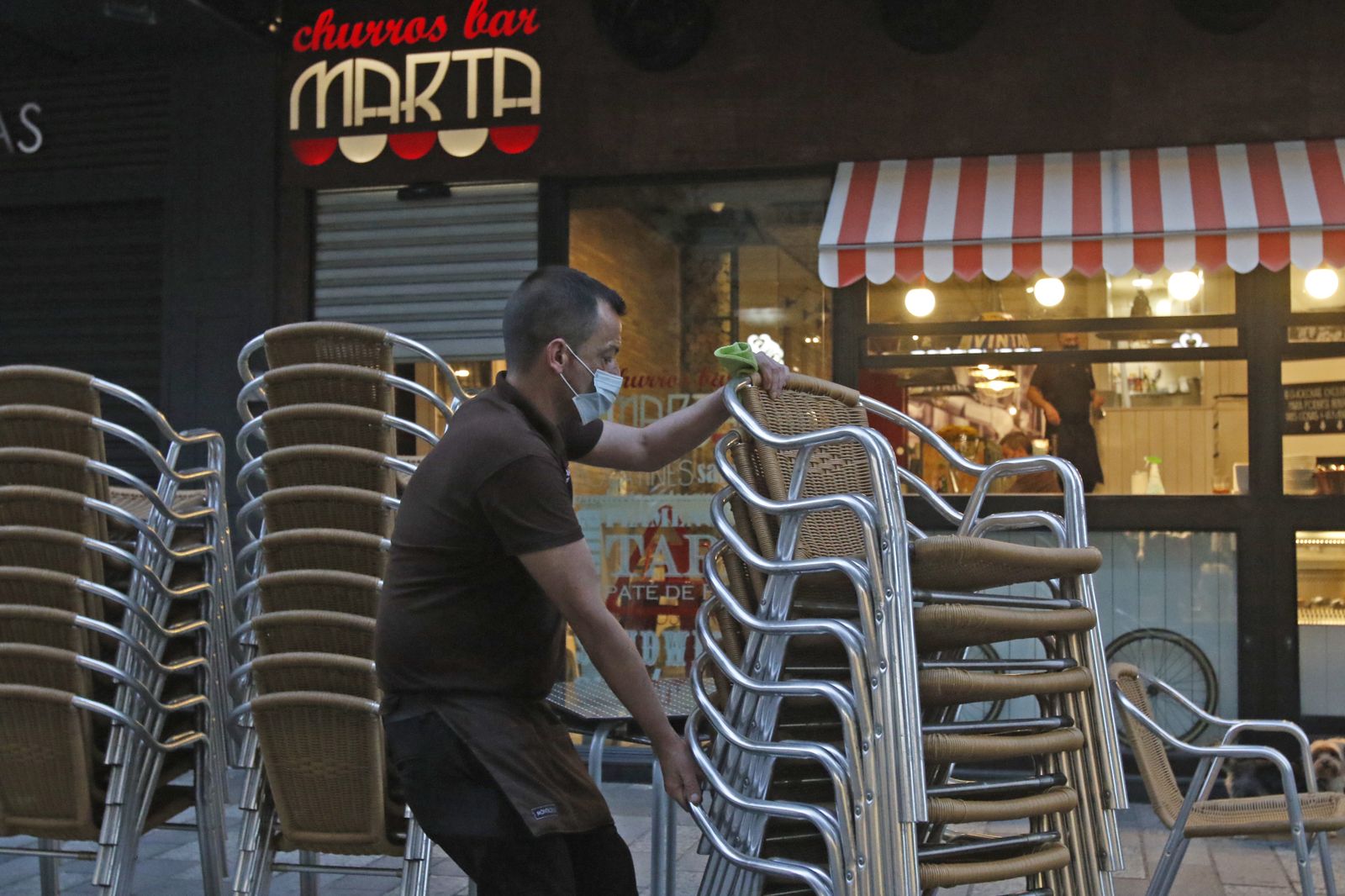 La primera tarde de cierre de bares y comercio en Córdoba, en fotografías