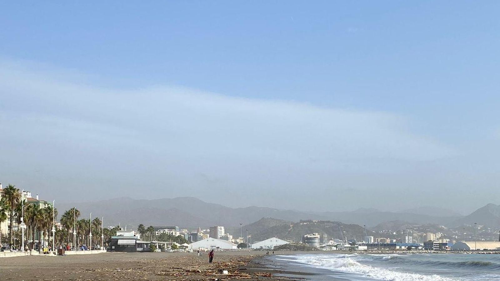 Playa de Huelin tras los fuertes oleajes.
