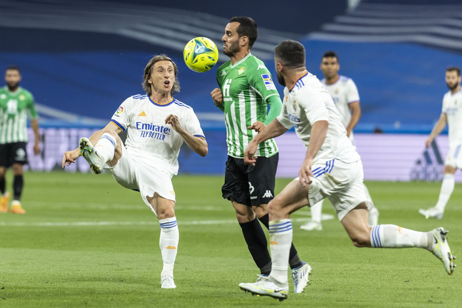 Luka Modric disputa el balón ante Juanmi, durante el encuentro de la jornada 38 de LaLiga entre Real Madrid y Real Betis.