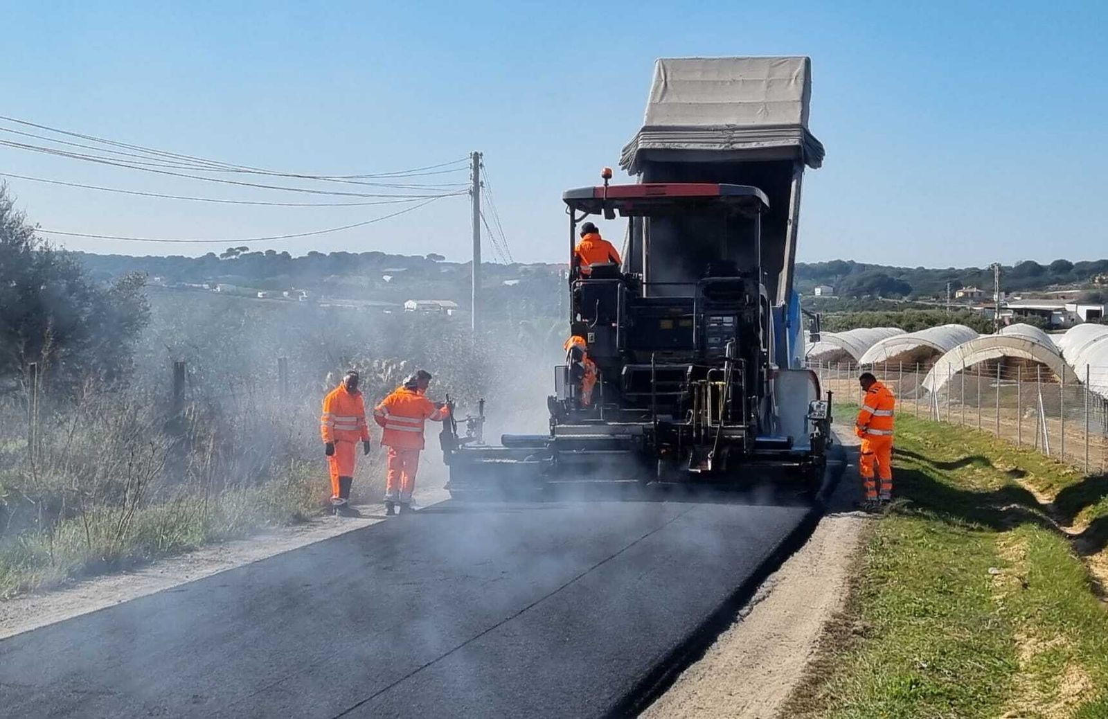 Asfaltado del camino rural.