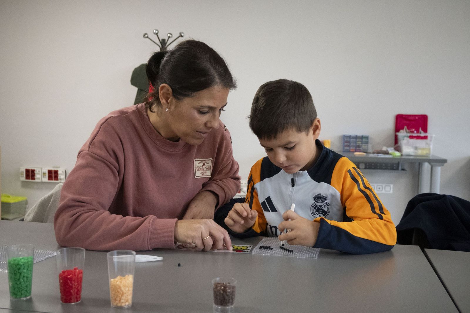 Las fotografías el taller que ofrece la Fundación Cajasol más espectáculo variado con Triky Trake