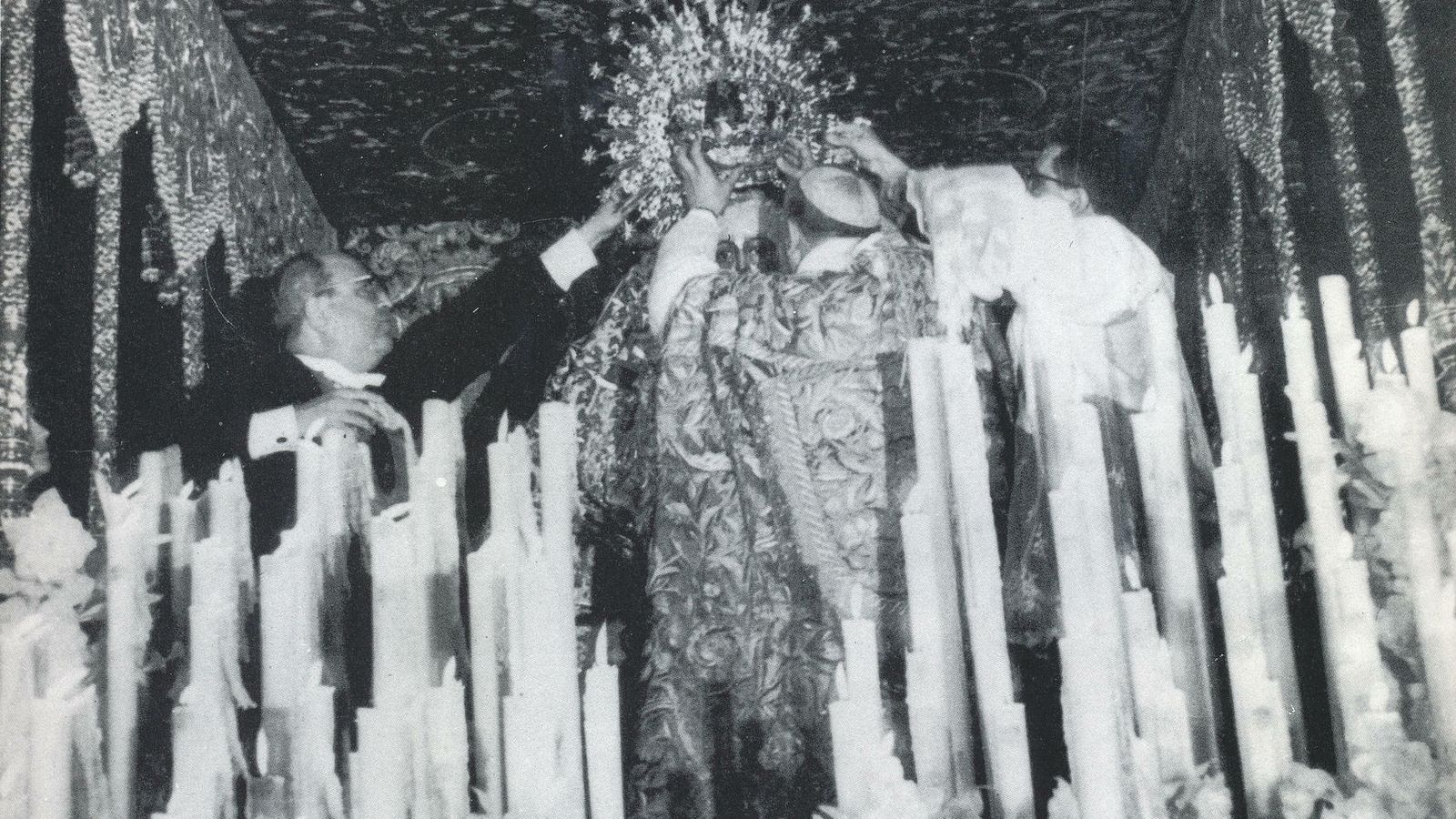 Coronación de la Macarena en 1964.