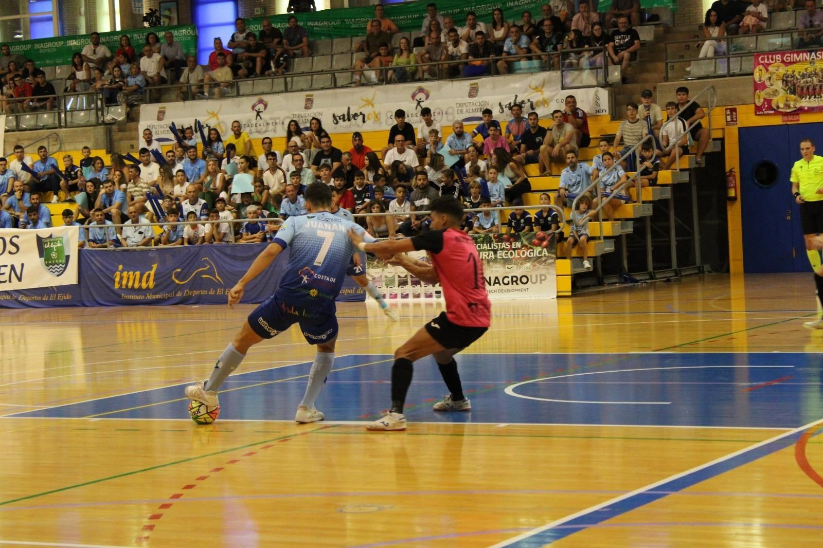 El celeste Juanan protege el balón ante la oposición de un rival en el anterior encuentro disputado en casa.
