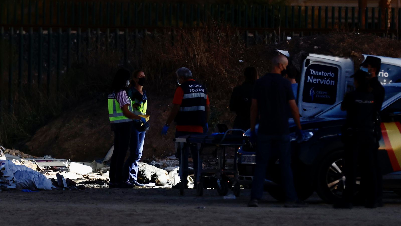 Policías y forenses, junto al cadáver.