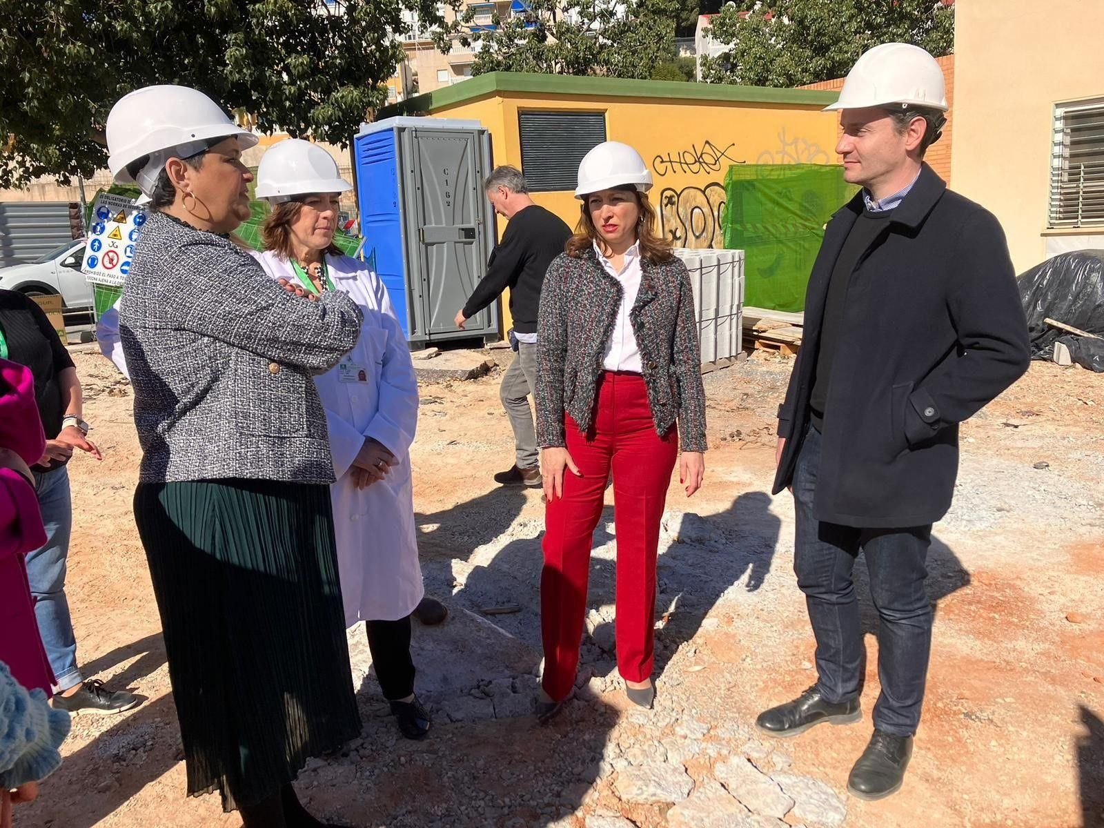 La delegada de la Junta y la alcaldesa de Torremolinos durante una visita a las obras, en una imagen de archivo.