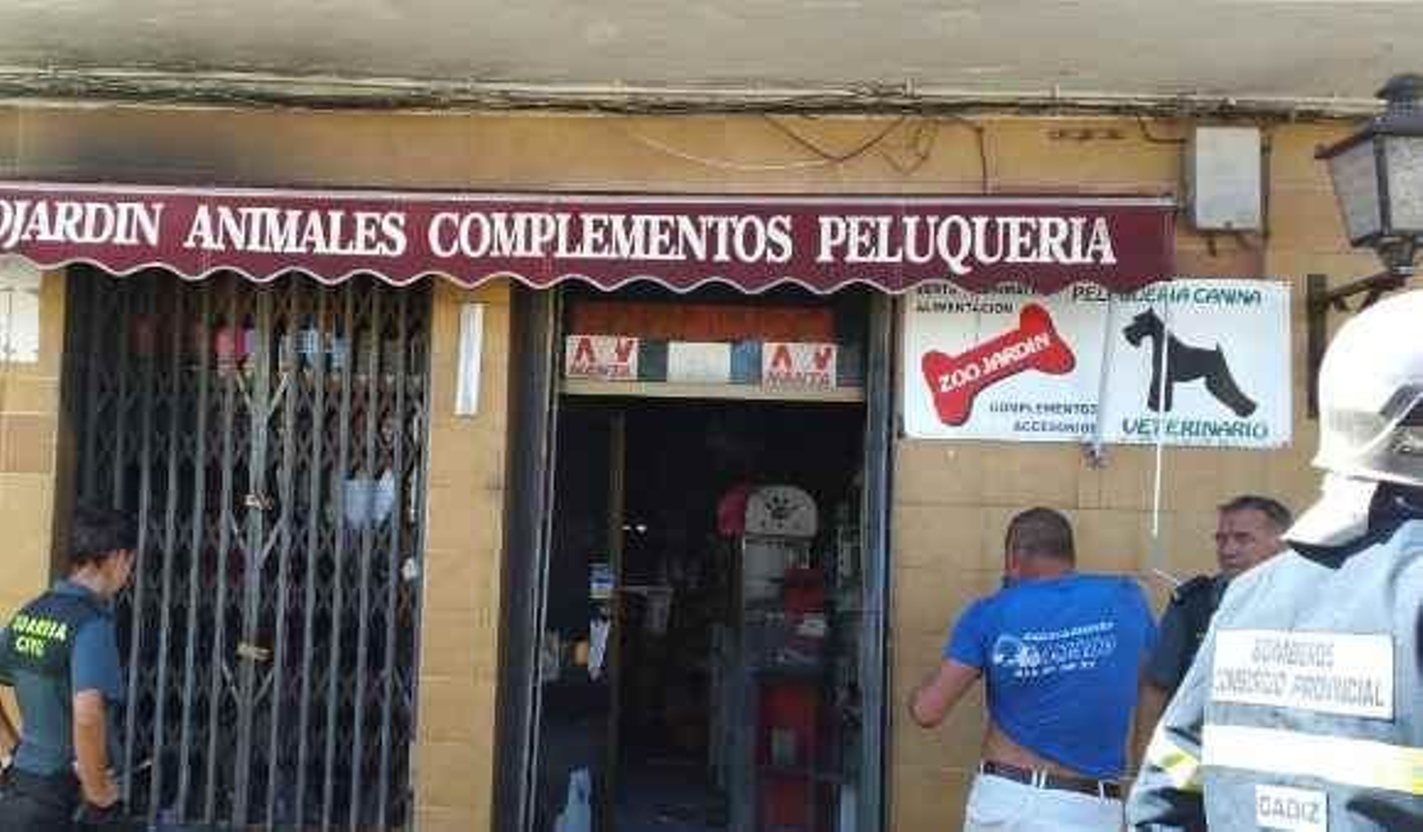 Los bomberos extinguen un incendio en una tienda de animales de Conil
