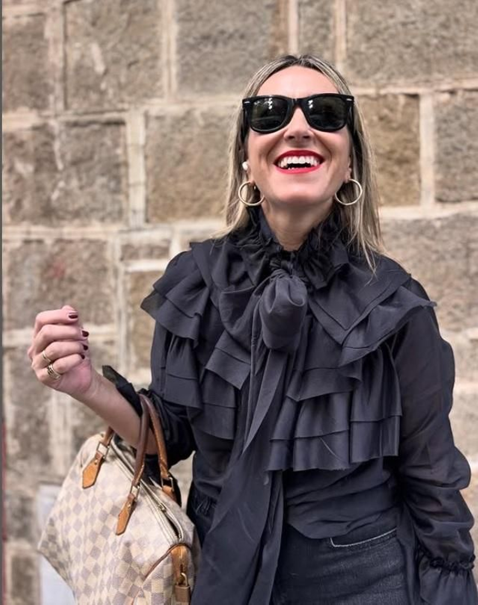 La influencer Esther Robles con un look con blusa con lazada.