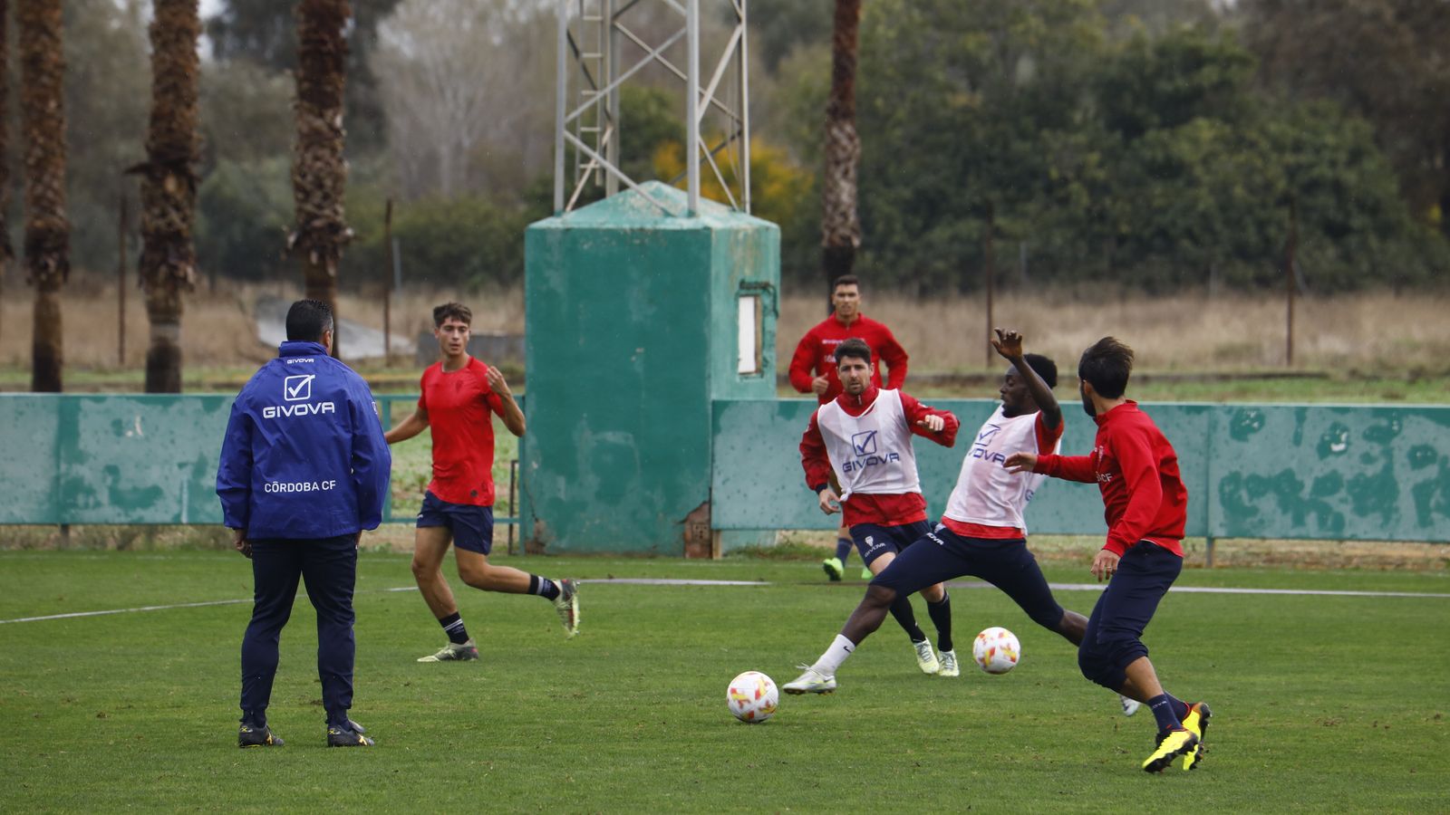 Diarra, ante la presencia de Javi Flores, toca el balón durante un entrenamiento.