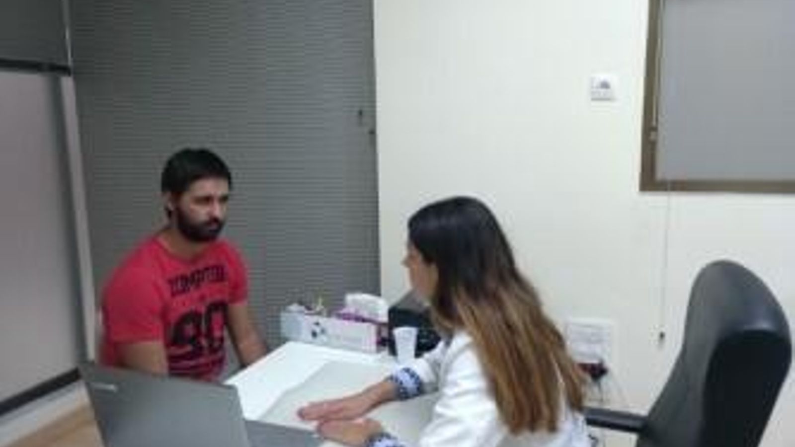 César, paciente de Avanza en una de sus sesiones de rehabilitación.