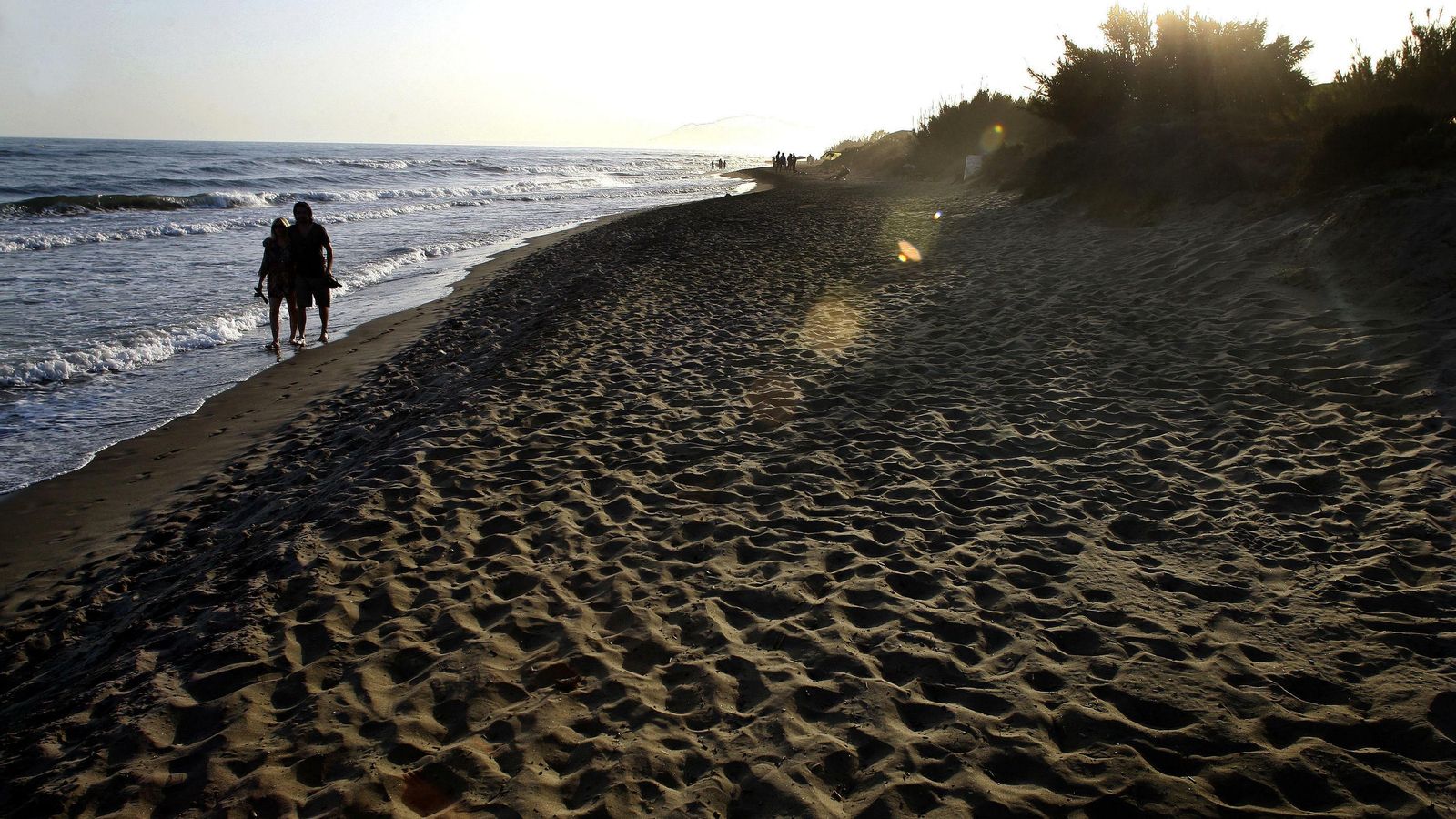 Artola, o playa de Cabino, cuenta una barrera dunar protegida.