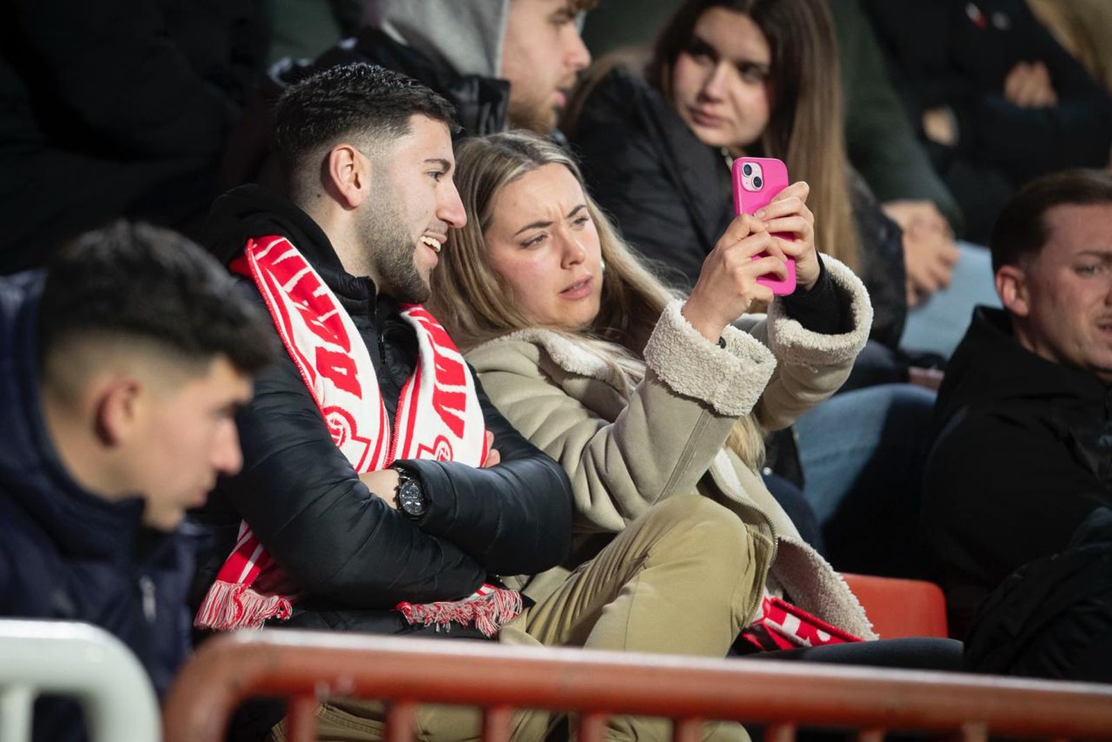 Encuéntrate en la grada del Estadio Nuevo Los Cármenes durante el Granada CF-Racing de Santander
