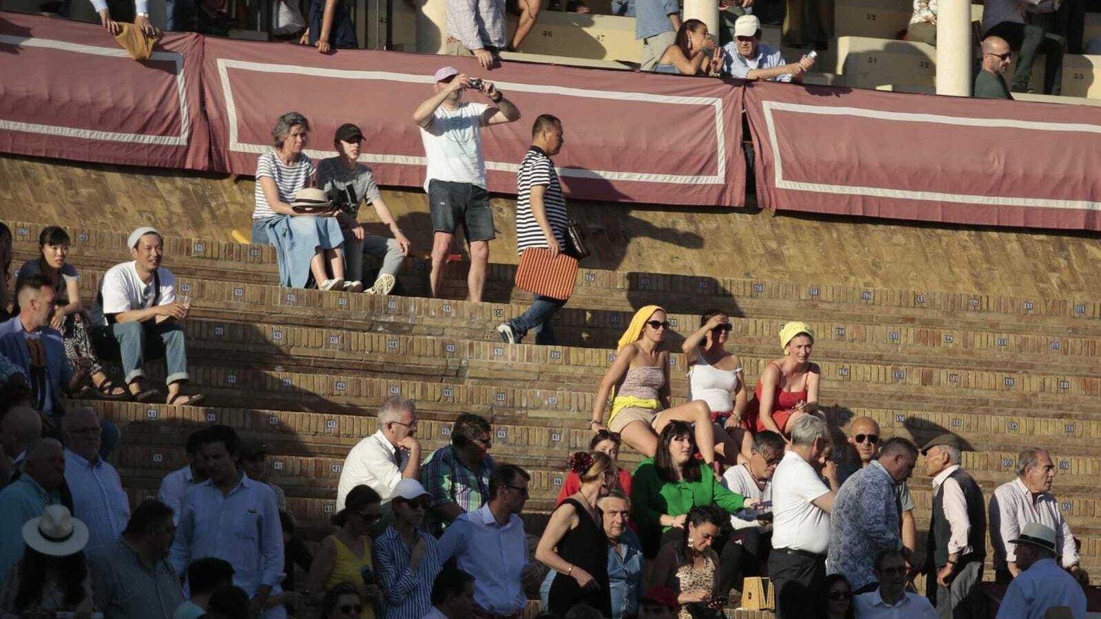Calor en la tercera corrida de toros del abono en la Maestranza.