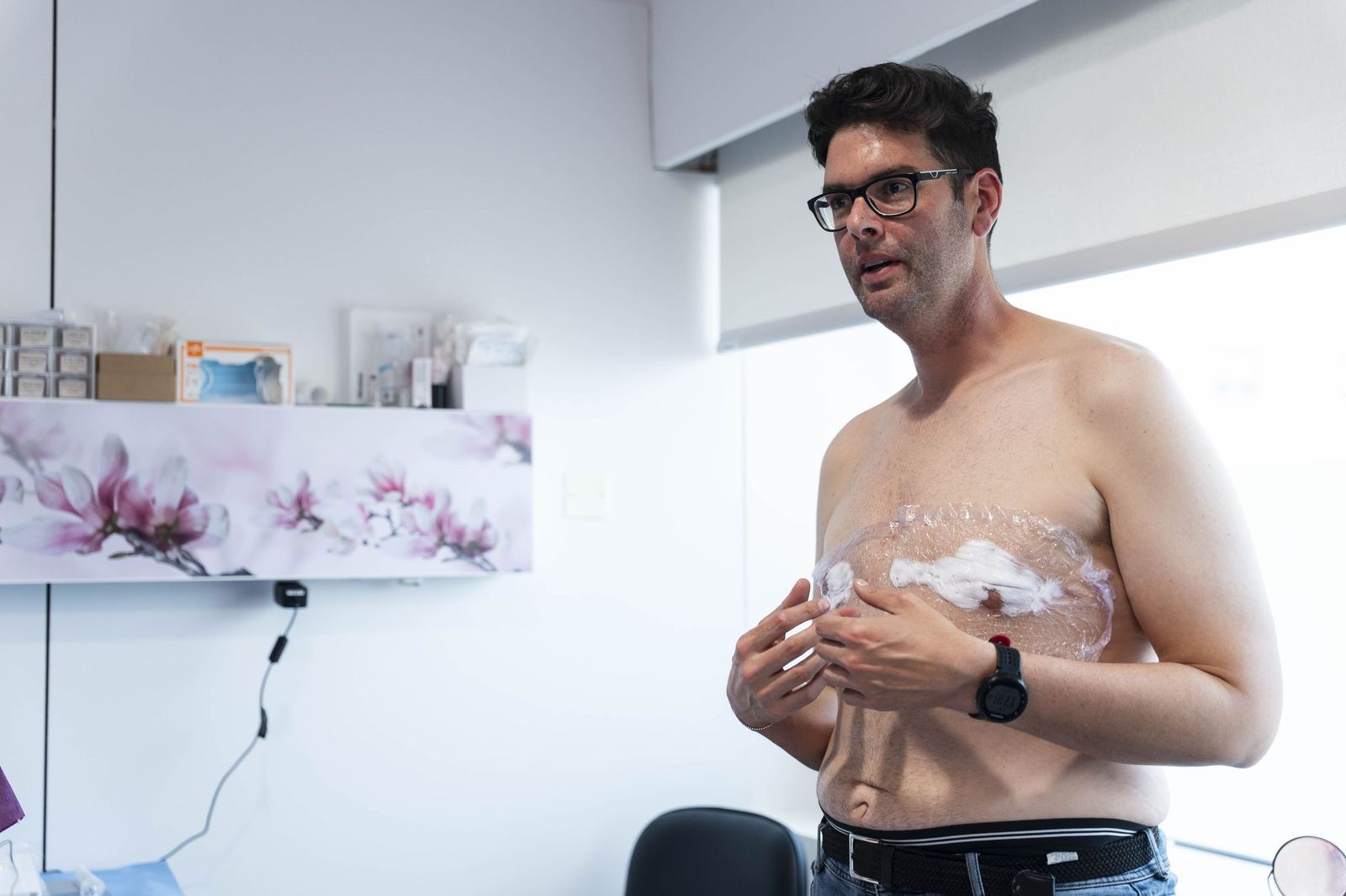 Un tratamiento de micropigmentación por mastectomía en un hombre, en imágenes