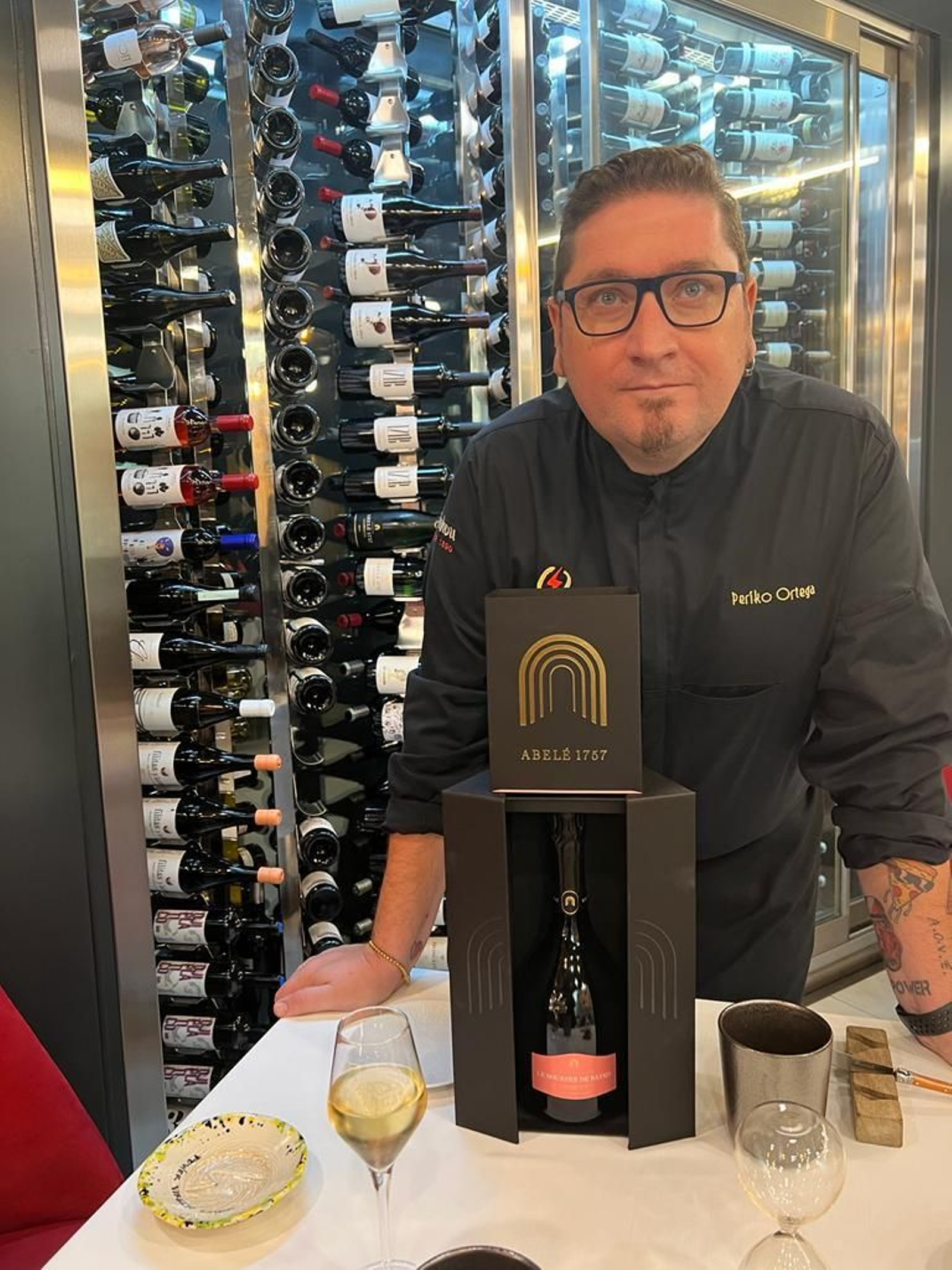 Periko Ortega posa en ReComiendo con uno de los 'tesoros' de la mítica 'maison' francesa