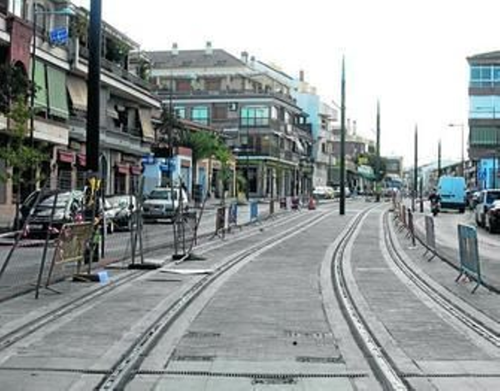 Imagen de las vías terminadas y valladas del Metro que cruzan por Maracena.
