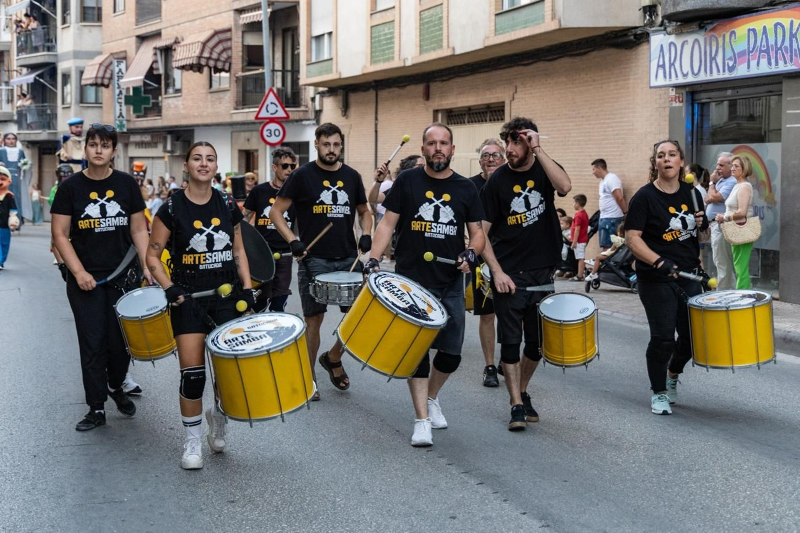 Pasacalles inaugural, fuegos artificiales e iluminación de la portada de feria y del recinto ferial de la Feria de San Bartolomé en Martos