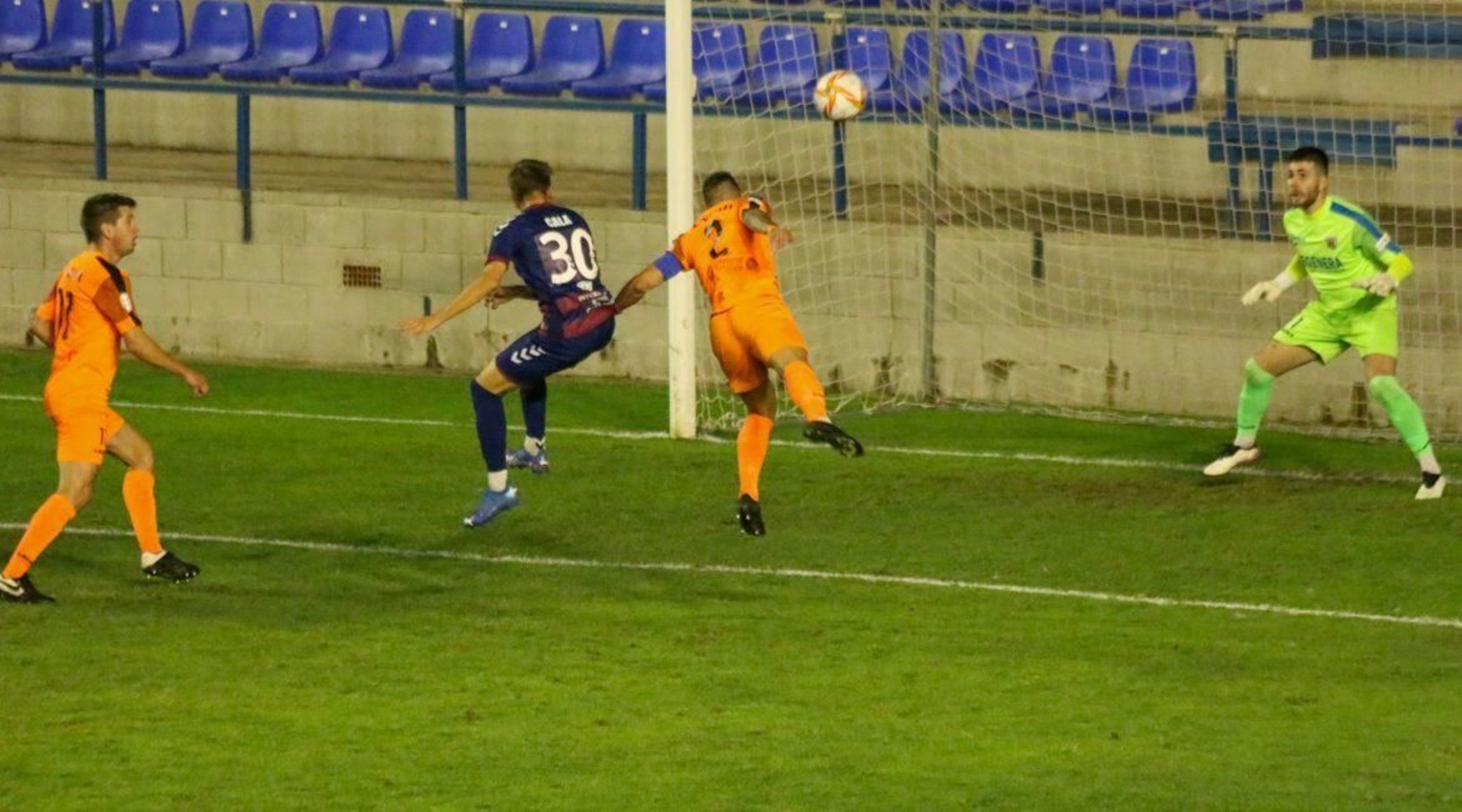 Una disputa del duelo entre el Costa Brava y el Izarra.