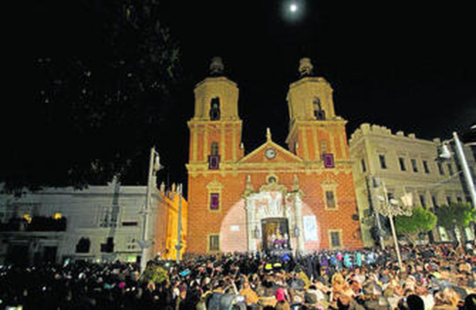 El Nazareno enfila ya la Carrera Oficial.