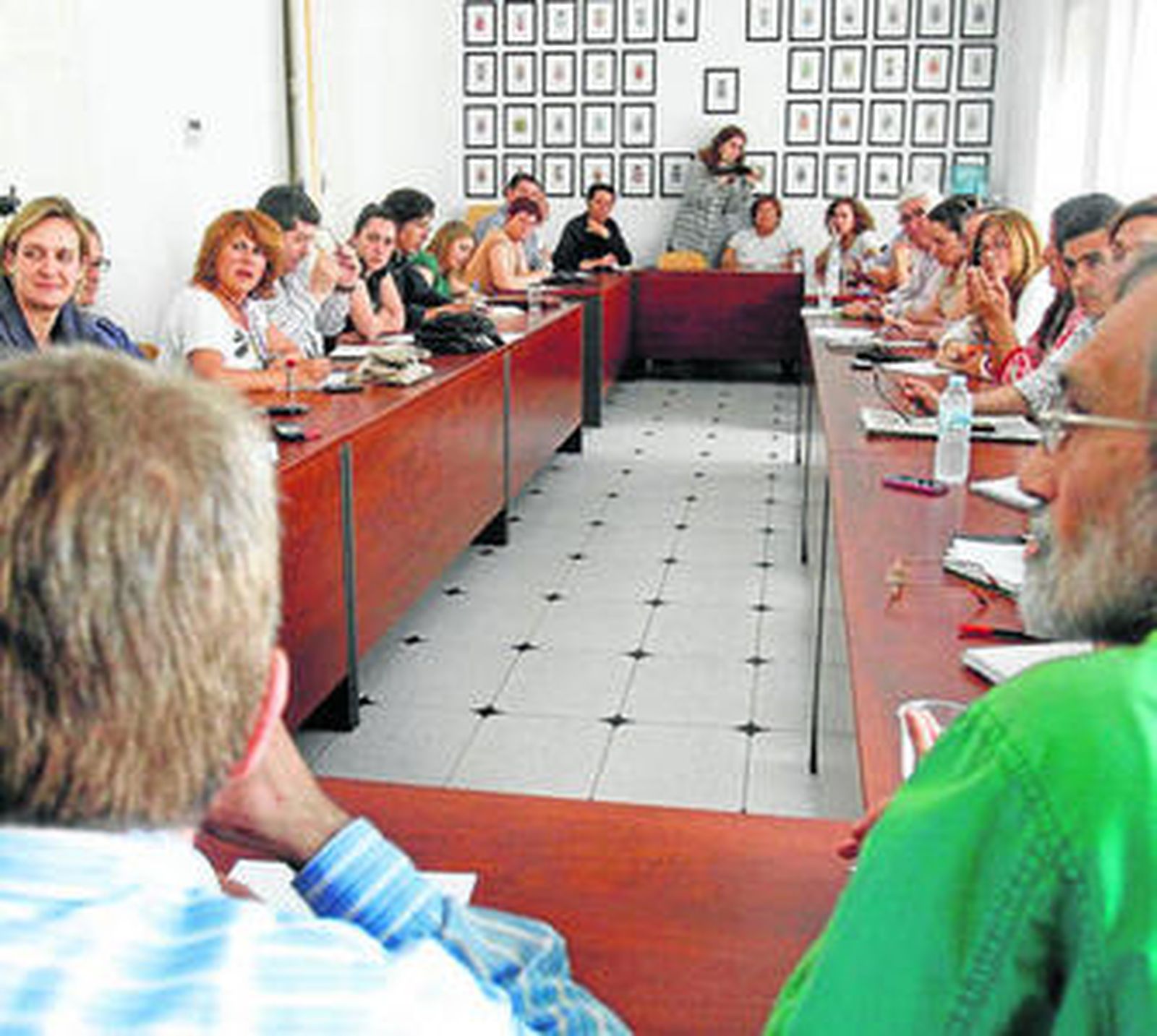 Imagen de la Ejecutiva Provincial del PSOE ayer, con Cabaña y Pérez Peralta de espaldas.
