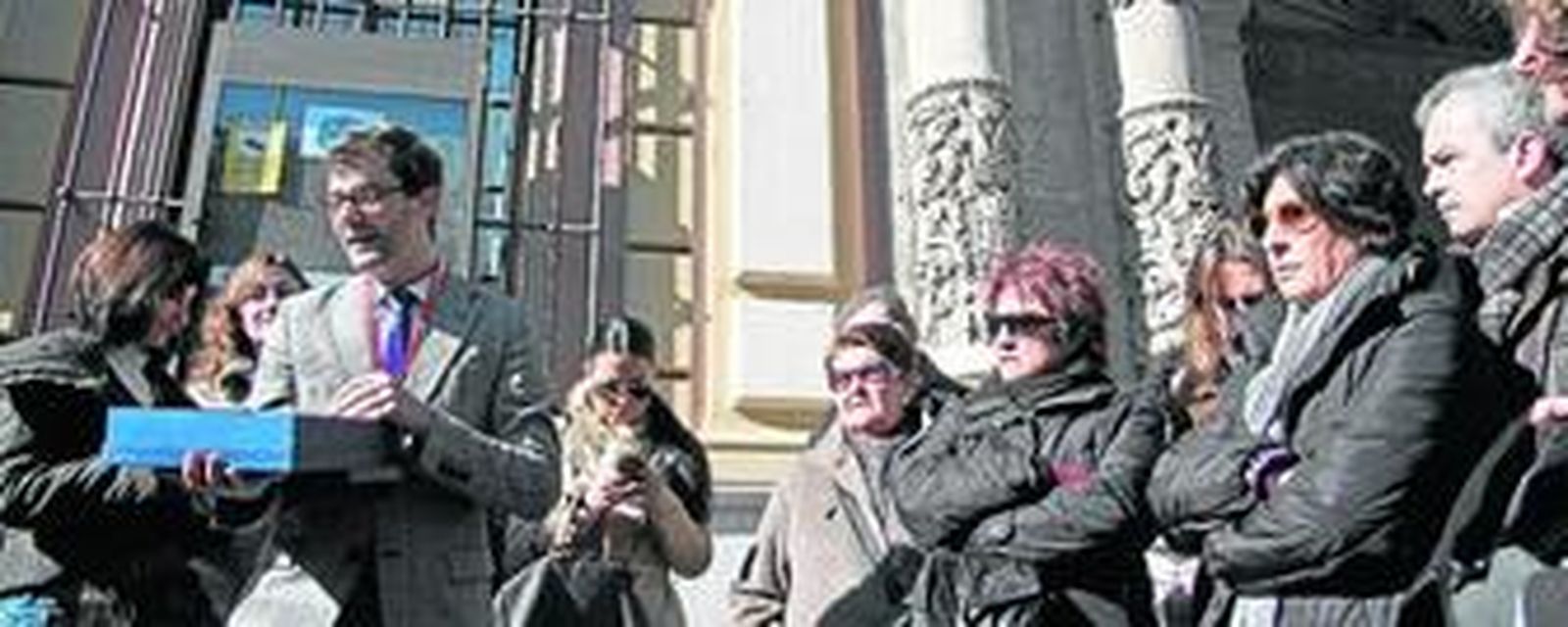 Sergio Raya, de Engranajes Culturales, con parte del público asistente a la actividad de ayer domingo.