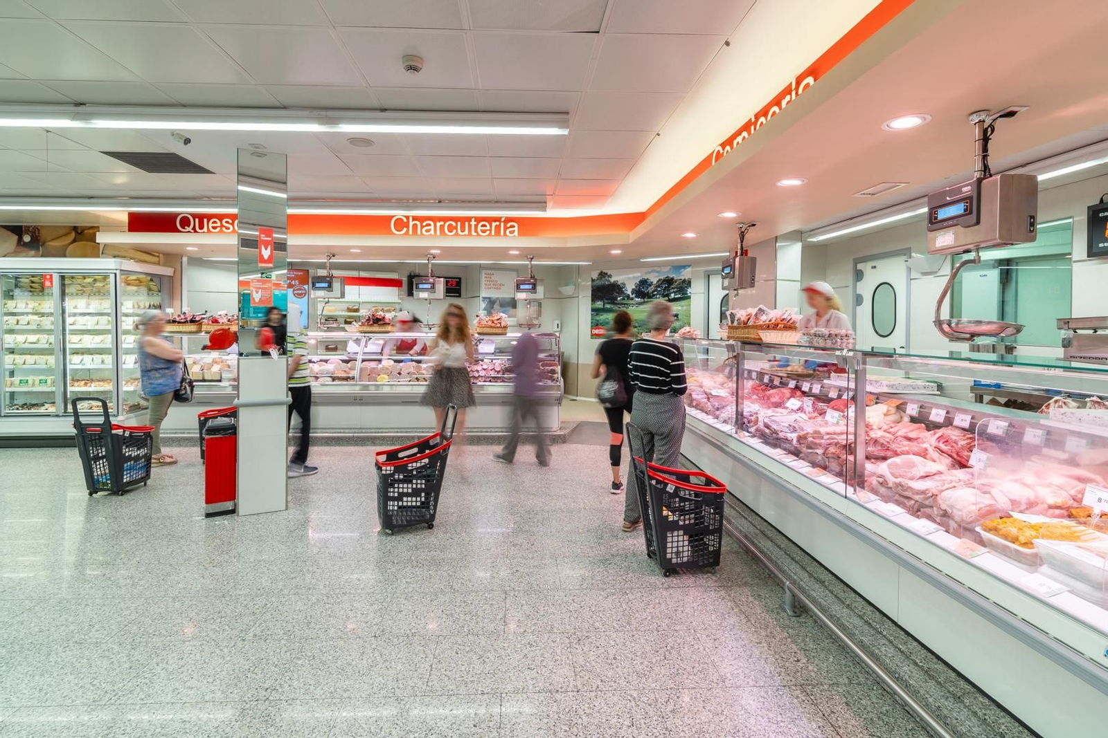 Clientes en el DEZA de la avenida Ronda del Marrubial.