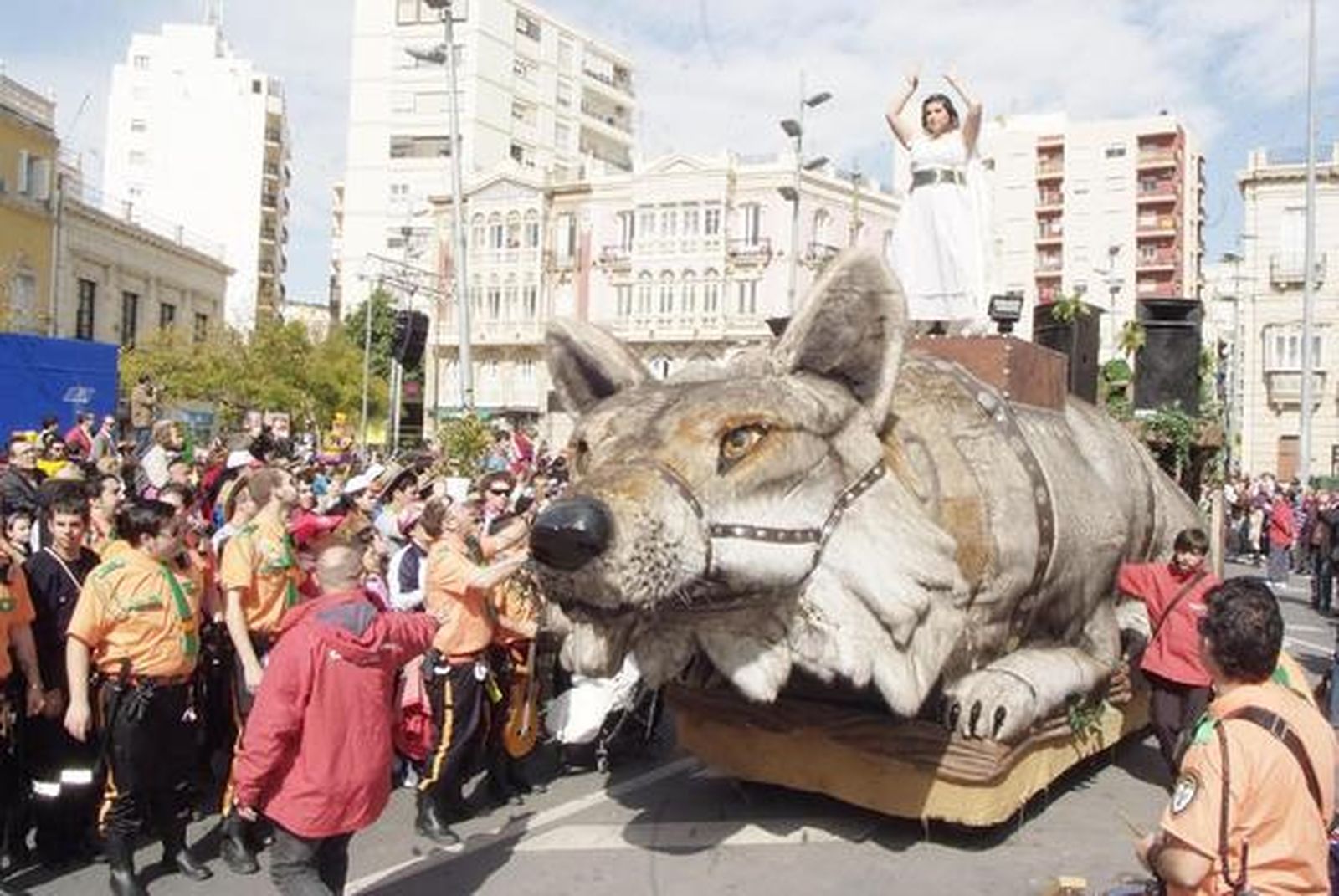 Grandes vestuarios y coplillas con mucha originalidad en el Carnaval