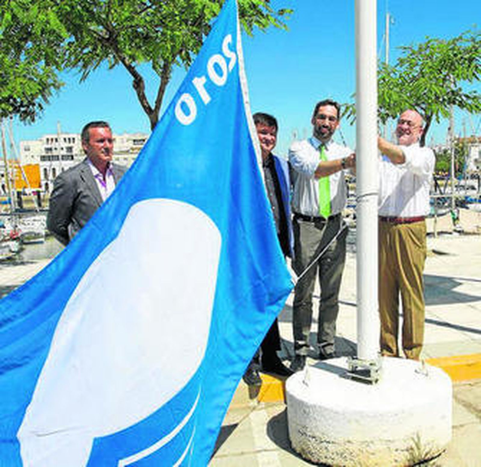 Izada de bandera azul en el puerto de Ayamonte