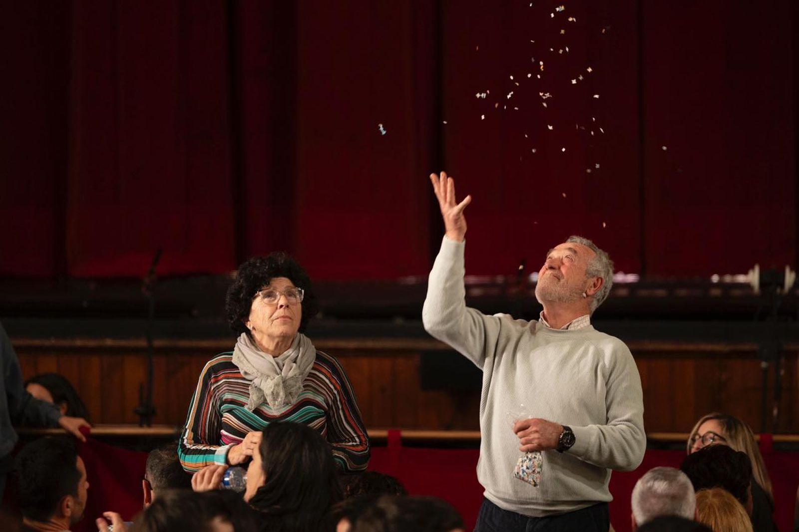 Papelillos al aire durante la sesión de preliminares en el Teatro Falla