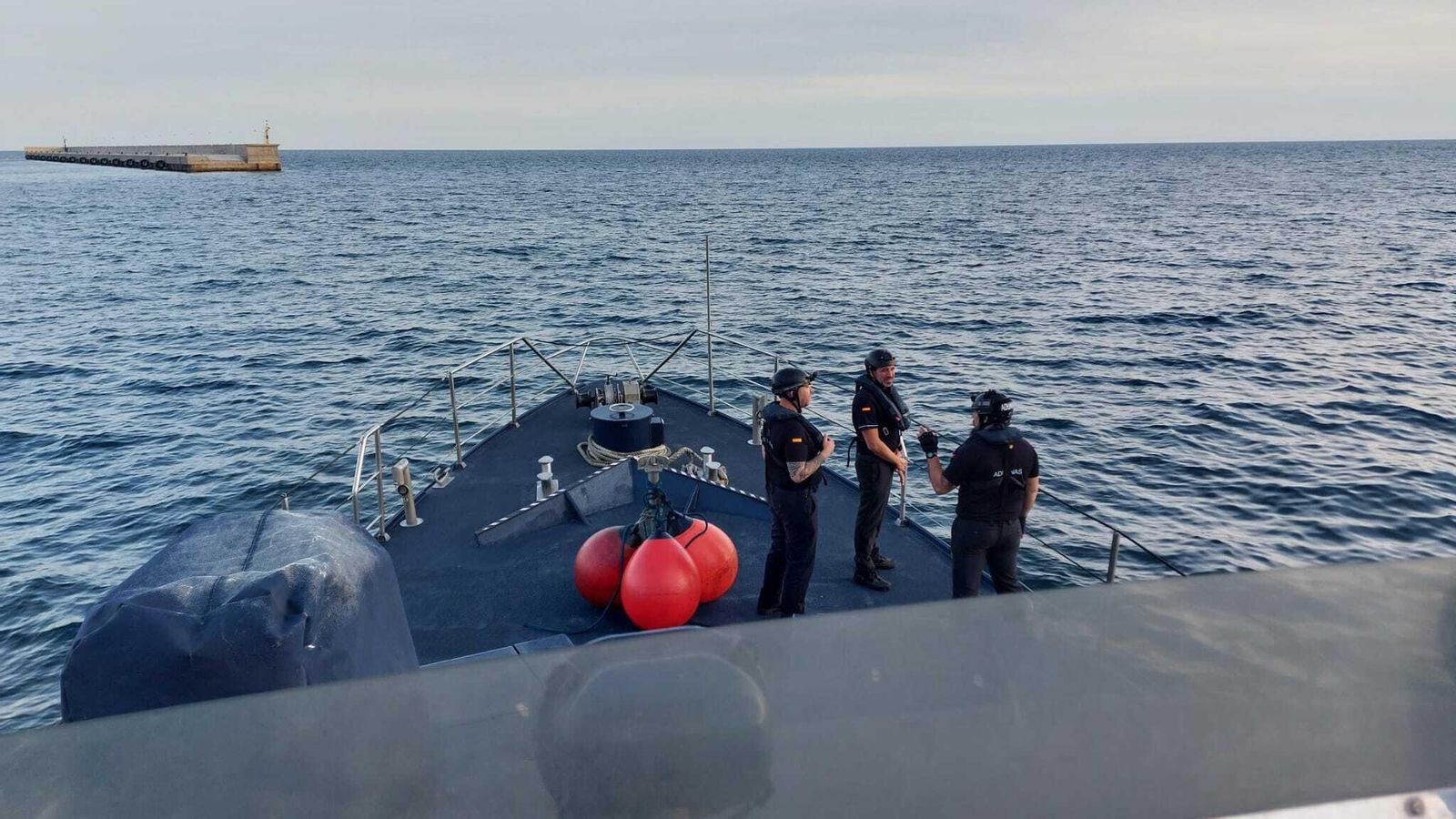 Los agentes en la cubierta nada más salir del puerto pesquero