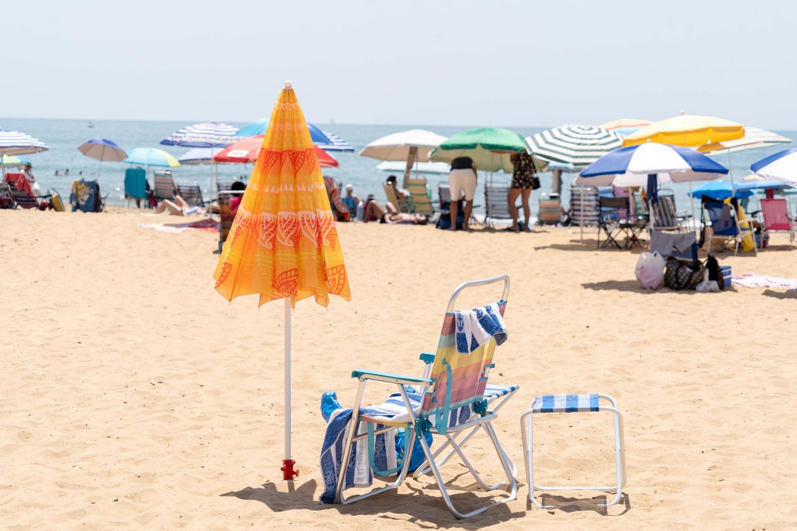 Imágenes de la mañana en las playas de Punta Umbría marcadas por la alerta roja