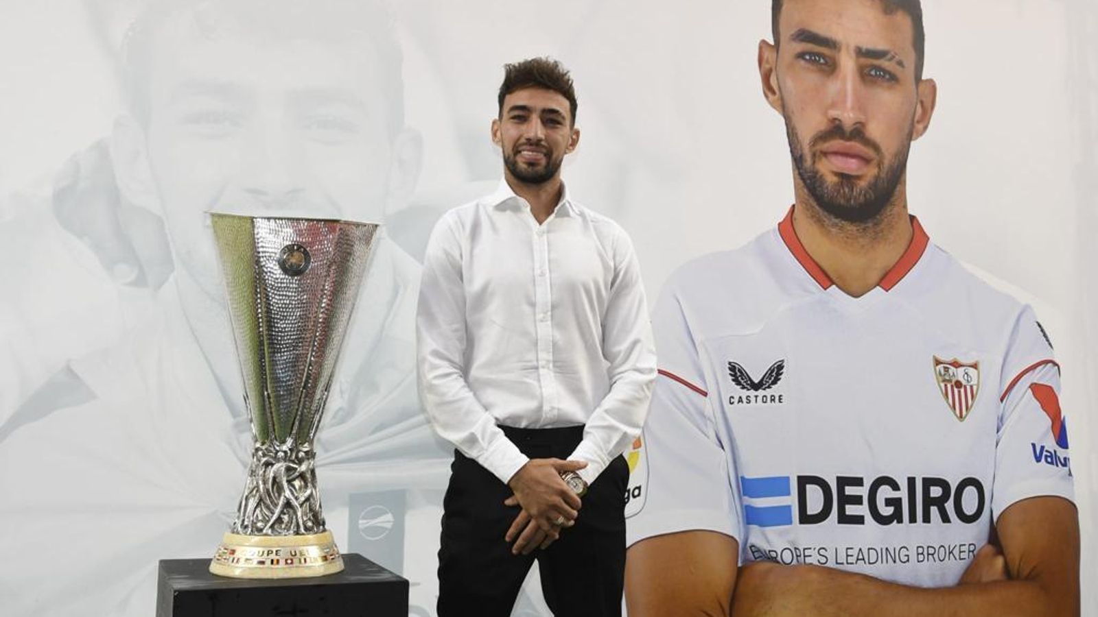 Munir posa con la Europa League que conquistó en 2020.