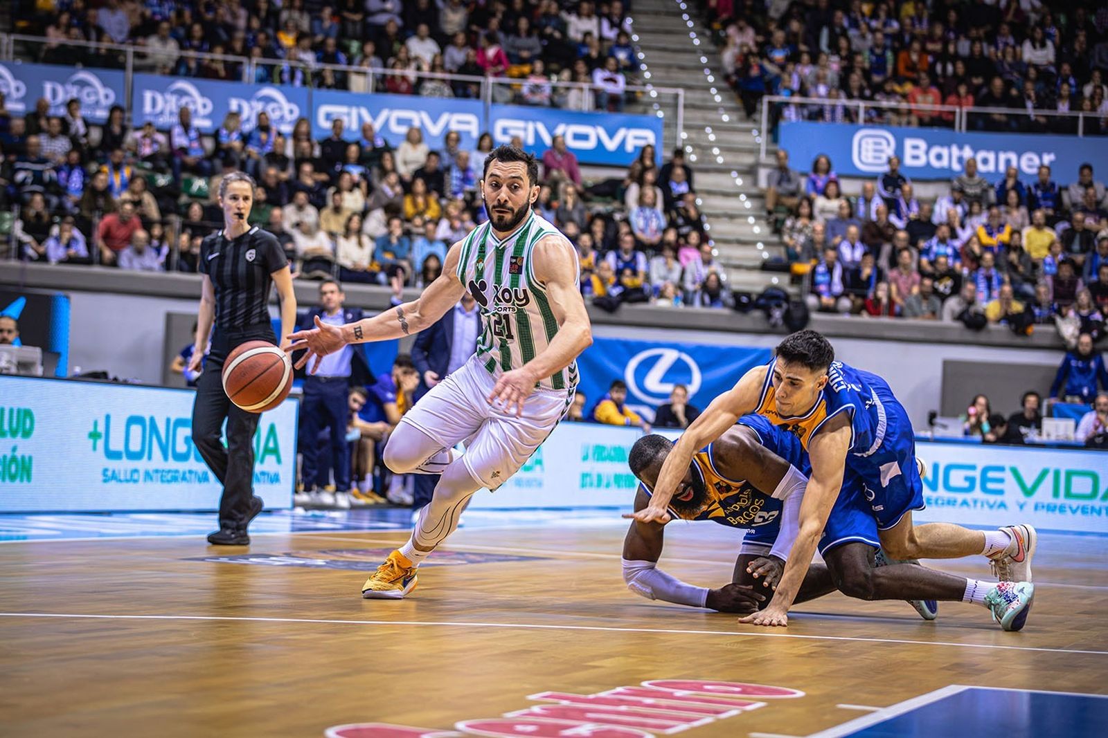 Faggiano deja atrás a dos rivales, Corbalán y Kasibabu, para encarar la canasta.