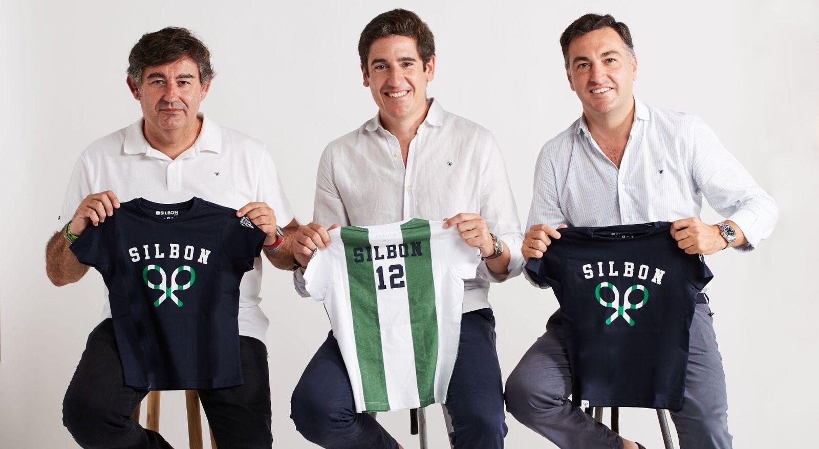 Javier González, Pablo López y Miguel Gómez posan con las camisetas de Silbon del Córdoba CF.