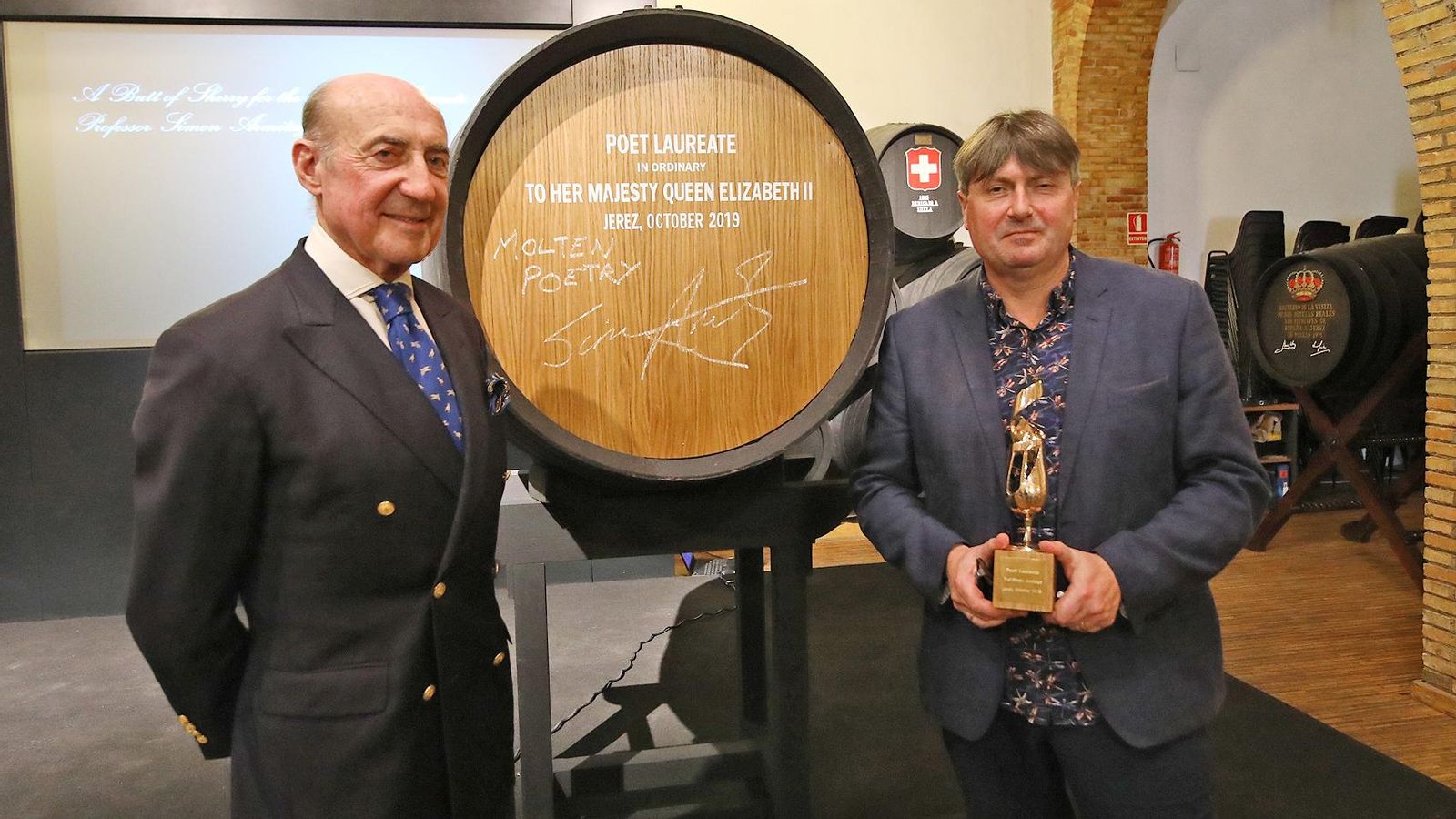 El poeta británico posa con Beltrán Domecq junto a la bota en la que escribió 'poesía líquida' en alusión al vino de Jerez. El poeta británico posa con Beltrán Domecq junto a la bota en la que escribió 'poesía líquida' en alusión al vino de Jerez.