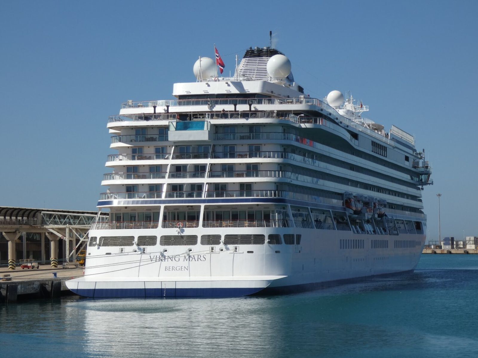 El 'Viking Mars' en el puerto de Málaga este martes.